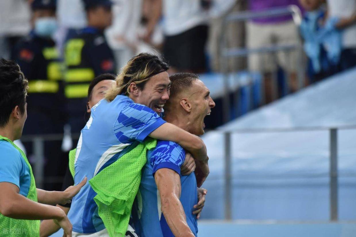 国足好消息！前欧冠主力铁卫自荐免费完成归化，最快年底就能到位